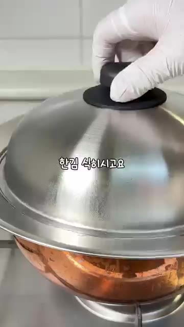 볼에 두부 150g, 백다시 1T, 참기름 2T, 간깨를 넣고 섞어… — 마요네즈 없이 이 맛이 된다고?! 브로콜리 새우 샐러드