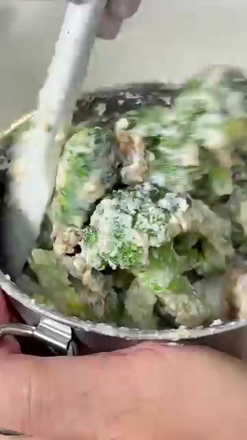 찜기에 찐 브로콜리와 새우, 호두를 넣고 두부 소스를 부어 골고루… — 마요네즈 없이 이 맛이 된다고?! 브로콜리 새우 샐러드