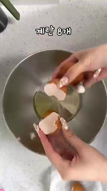 볼에 계란 8개, 굴소스 3T, 올리브오일 4T를 넣고 섞어줍니다.… — 파기름 안 내도 이 맛이 난다고? 계란볶음밥 레시피