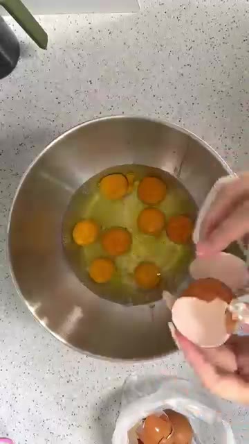 팬에 올리브오일을 적당히 두르고 다진마늘 2T를 넣어 볶아줍니다. — 파기름 안 내도 이 맛이 난다고? 계란볶음밥 레시피
