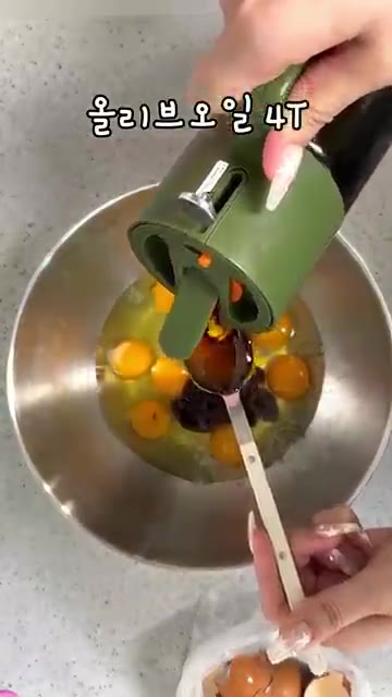 준비된 계란밥을 팬에 넣고 열심히 볶아줍니다. — 파기름 안 내도 이 맛이 난다고? 계란볶음밥 레시피