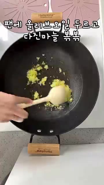 고슬고슬한 계란볶음밥을 완성합니다. — 파기름 안 내도 이 맛이 난다고? 계란볶음밥 레시피