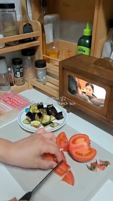 토마토를 먹기 좋은 크기로 썰어 도시락 통에 담는다. — 간단 도시락 싸기: 올리브오일 활용법