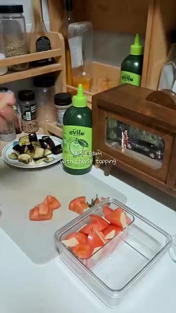 토마토 위에 슬라이스 치즈를 올린다. — 간단 도시락 싸기: 올리브오일 활용법
