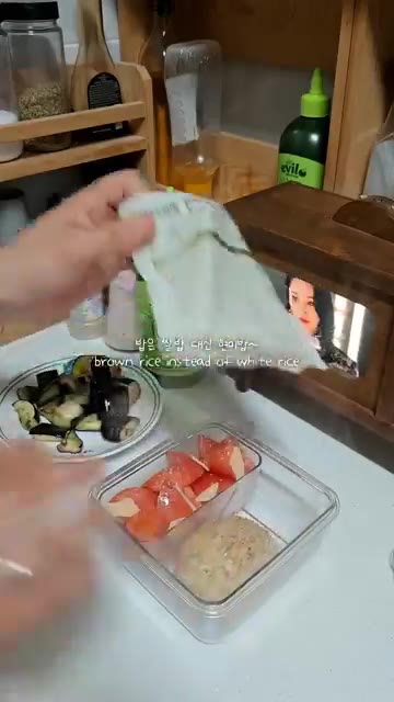 도시락 통에 현미밥을 담는다. — 간단 도시락 싸기: 올리브오일 활용법
