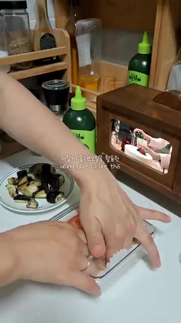 구운 연어와 볶은 가지를 도시락에 보기 좋게 담는다. — 간단 도시락 싸기: 올리브오일 활용법