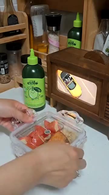 도시락 뚜껑을 닫아 완성한다. — 간단 도시락 싸기: 올리브오일 활용법