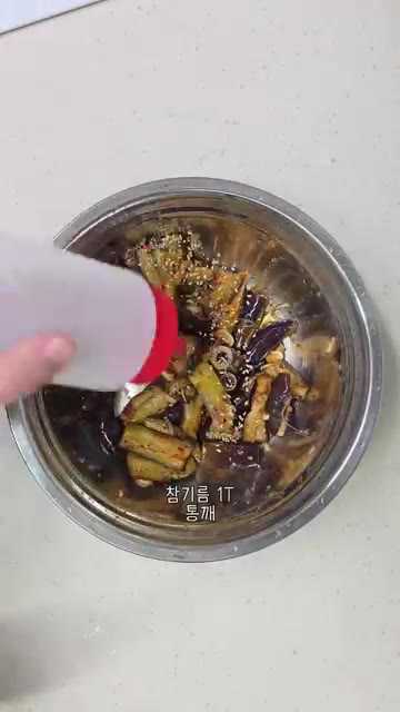 참기름 1T와 통깨를 넣고 가볍게 무쳐내면 완성이다. — 전자레인지 3분 가지무침