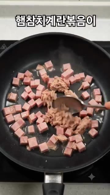 계란을 풀어 스크램블 에그를 만들어 줍니다. — 단 5분 컷! 맛이 없을 수 없는 최고 조합 ‘햄참치계란볶음밥