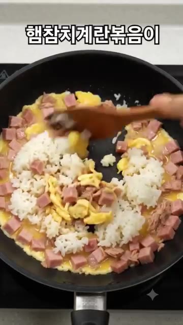 참기름, 파, 깨를 뿌려 햄참치계란볶음밥을 완성합니다. — 단 5분 컷! 맛이 없을 수 없는 최고 조합 ‘햄참치계란볶음밥
