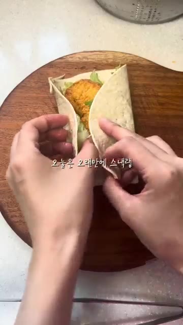 양상추와 치킨텐더를 올린다. — 프리랜서 떠시락🍡