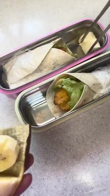바나나를 먹기 좋게 잘라 도시락 통에 담는다. — 프리랜서 떠시락🍡