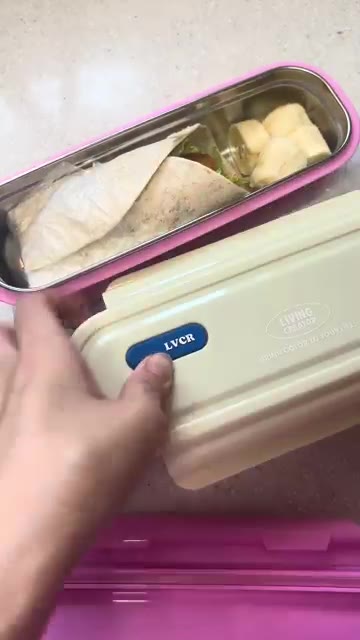 아몬드를 도시락 통에 담는다. — 프리랜서 떠시락🍡