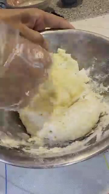버터를 넣으면 찐빵의 모양 유지도 잘 되고, 맛과 풍미가 좋아지며,… — 찐빵에 버터를 넣는 이유 (방구석 딤섬)