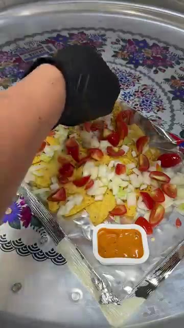 치폴레마요 소스가 들어있는 찍어먹는 나쵸를 준비해서 펼쳐주세요. — 맥주안주! 꿀조합!! 2탄 레시피!!! "나쵸타코" 요리