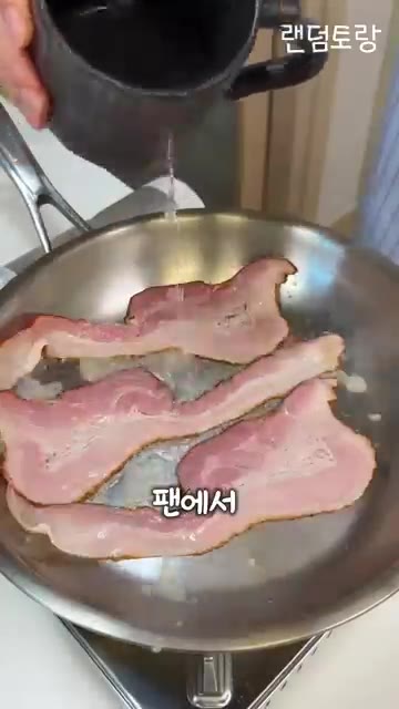팬에 베이컨을 넣고 바삭해질 때까지 구운 뒤 키친타월에 올려 기름을… — 이 샌드위치 때문에 전용기까지 띄웠다고?!