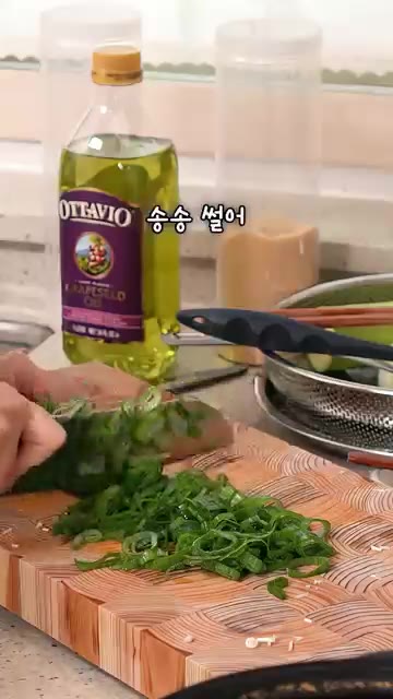 계란 4개를 그릇에 깨뜨려 넣고 소금을 약간 뿌린 뒤 계란물을 만들… — 밀가루 없이 부담없이 즐기는 초간단 팽이버섯전