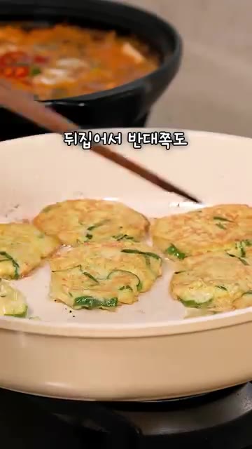 대파 반 대를 송송 썰어 넣고 계란물이 재료와 골고루 섞이도록 저어… — 밀가루 없이 부담없이 즐기는 초간단 팽이버섯전