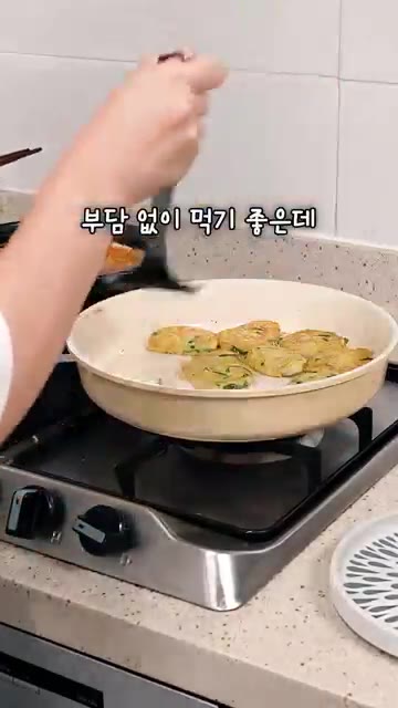 예열된 팬에 식용유를 두르고 반죽을 한 숟가락씩 떠서 올려 앞뒤로… — 밀가루 없이 부담없이 즐기는 초간단 팽이버섯전