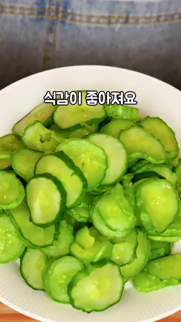 절인 오이는 물기를 꽉 짜줍니다. — 아이도 좋아하는 오이간장무침 레시피