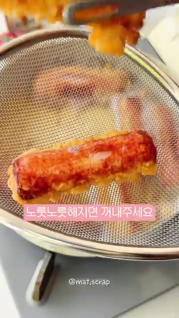 게맛살에 만들어둔 반죽을 골고루 묻혀줍니다. — 바삭 짭짤 게맛살튀김 레시피