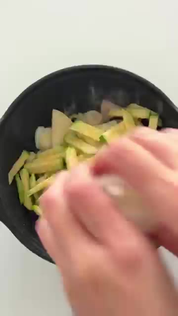 대파, 애호박, 감자, 양파를 넣고 고춧가루 1.5T, 다진 새우젓… — 초간단 애호박 돼지고기 찌개 레시피
