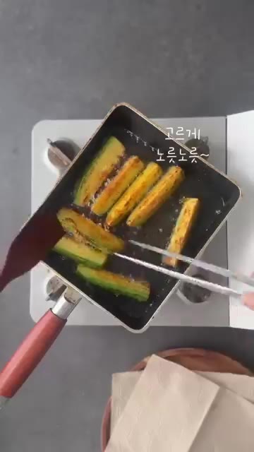 튀겨진 애호박을 키친타월에 올려 기름기를 제거한다. — 성시경 애호박 튀김 레시피