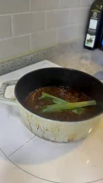대파를 넣고 은은한 불로 끓여줍니다. — 방구석에서 화조유 만들어봤습니다. 사천요리에 꼭 사용하세요.