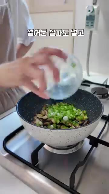굴소스 1큰술과 물 2큰술을 넣고 졸여준다. — 냉장고 털이 표고버섯 크림치즈 브런치 샌드위치 레시피