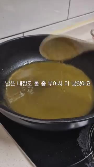 불린 쌀을 넣고 밥알이 퍼질 때까지 끓인다. — 몸보신엔 전복죽