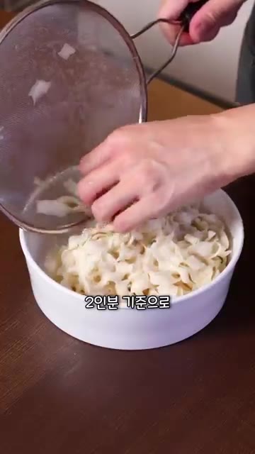 부추를 넣고 살짝 익힌 후 참기름으로 마무리합니다. — 대패삼겹살로 짜장면 만들기
