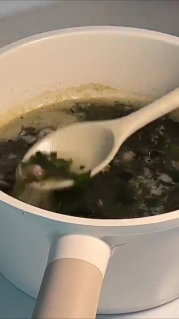 중불에서 30분간 푹 끓여줍니다. — 돌아기 무염 소고기미역국 레시피