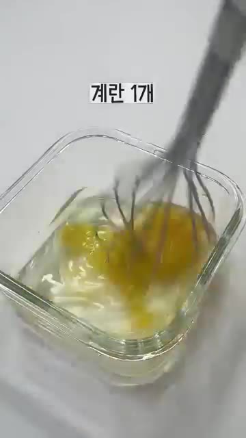 알룰로스 1.5큰술을 넣고 섞어줍니다. — 10분컷! 전자렌지로 만드는 NO밀가루 코코넛빵