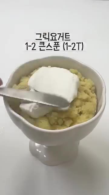 그릭요거트 1-2큰술을 올리고 펴 발라줍니다. — 10분컷! 전자렌지로 만드는 NO밀가루 코코넛빵