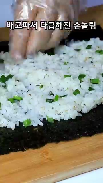 김 위에 밥을 얇게 펴고 칼로 2등분하여 줍니다. — 김밥을 이렇게 쌌더니, 너무 맛있어서 오이랑 어묵 또 사러 가요!