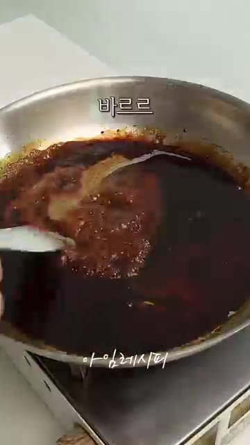 팬에 진간장 3T, 설탕 1T, 알룰로스 1.5T, 참기름 1T를… — 다음날도 불지 않는 명절 잡채!