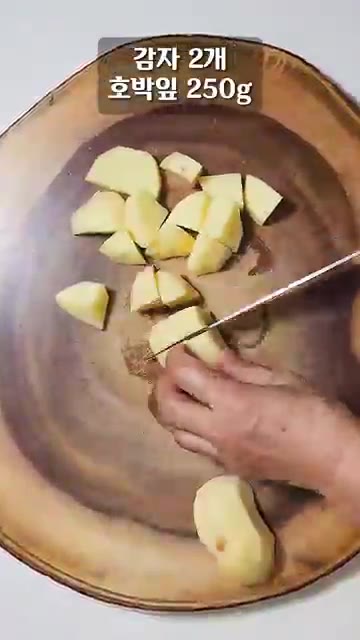 감자는 껍질을 벗겨 숭덩하게 썬다. — 호박잎을 넣은 구수한 된장찌개 레시피