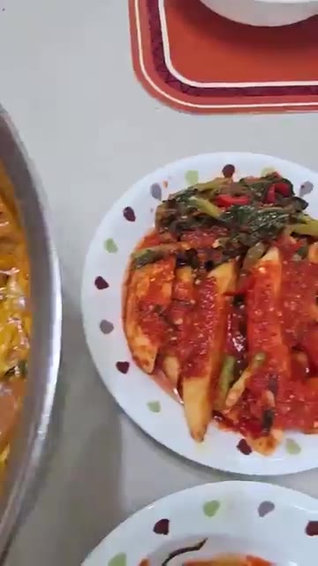 두툼하게 썬 돼지고기 목살을 라면에 넣어 끓인다. — 26년 가을 집밥일기: 돼지고기라면, 국물장조림, 솎음무김치, 파김치