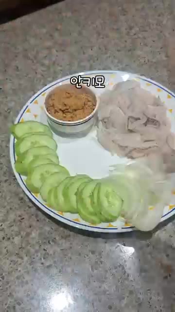 접시에 도다리 회, 썰어둔 오이, 양파, 쑥갓, 마늘, 고추를 보기… — 안키모와 도다리 회무침