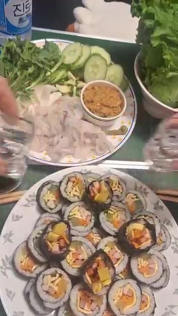 완성된 김밥과 회무침을 함께 접시에 담는다. — 안키모와 도다리 회무침