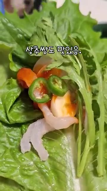 상추쌈으로도 맛있게 즐길 수 있다. — 안키모와 도다리 회무침