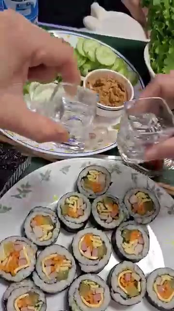 술과 함께 즐기며 건배한다. — 안키모와 도다리 회무침