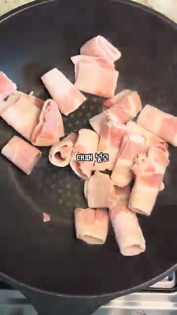 팬에 대패삼겹살을 넣고 볶아줍니다. — 🍲 대패삼겹살로 초간단 감자탕 만들기 🔥