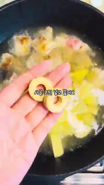 물 600ml와 감자, 사골 코인 육수를 넣고 끓여줍니다. — 🍲 대패삼겹살로 초간단 감자탕 만들기 🔥