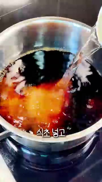 냄비에 물, 간장, 설탕, 식초를 넣고 설탕이 녹을 때까지 저어가며… — 초간단 가을무 장아찌 | 청양고추 넣어 알싸하고 아삭한 밑반찬