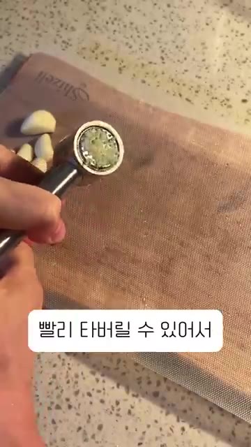 약불로 예열된 팬에 올리브유 7스푼 정도를 두르고 다진 마늘을 넣습… — 왕초보 가능 원팬 알리오 올리오