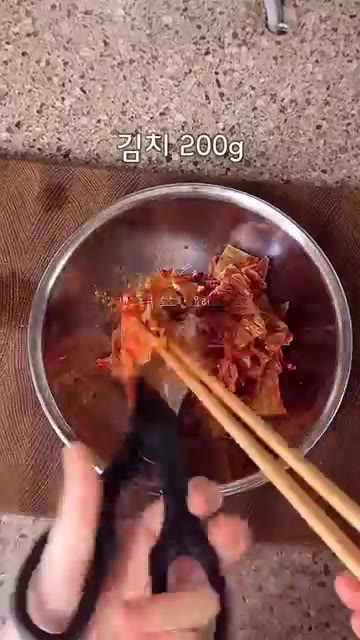 냄비에 대패삼겹살 200g을 넣고 구워줍니다. — 초간단 대패 감자탕 레시피