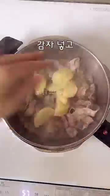 감자 1개를 썰어 넣고 물 200ml와 사골육수 500g을 부어줍니다. — 초간단 대패 감자탕 레시피