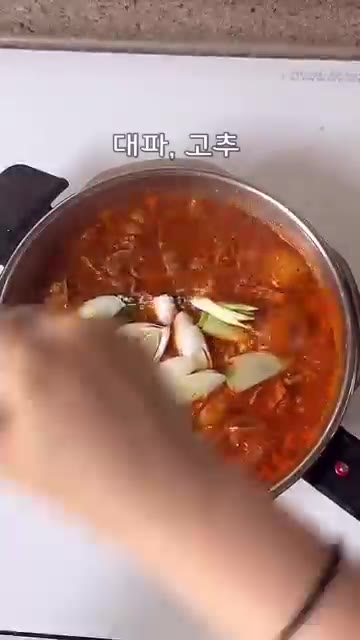 감자가 익을 때까지 끓여줍니다. — 초간단 대패 감자탕 레시피