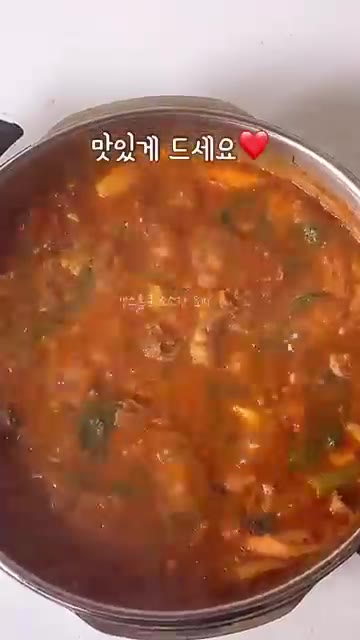 감자가 다 익으면 후추 1/2작은술, 깻잎 10장, 들깨가루 3큰술… — 초간단 대패 감자탕 레시피